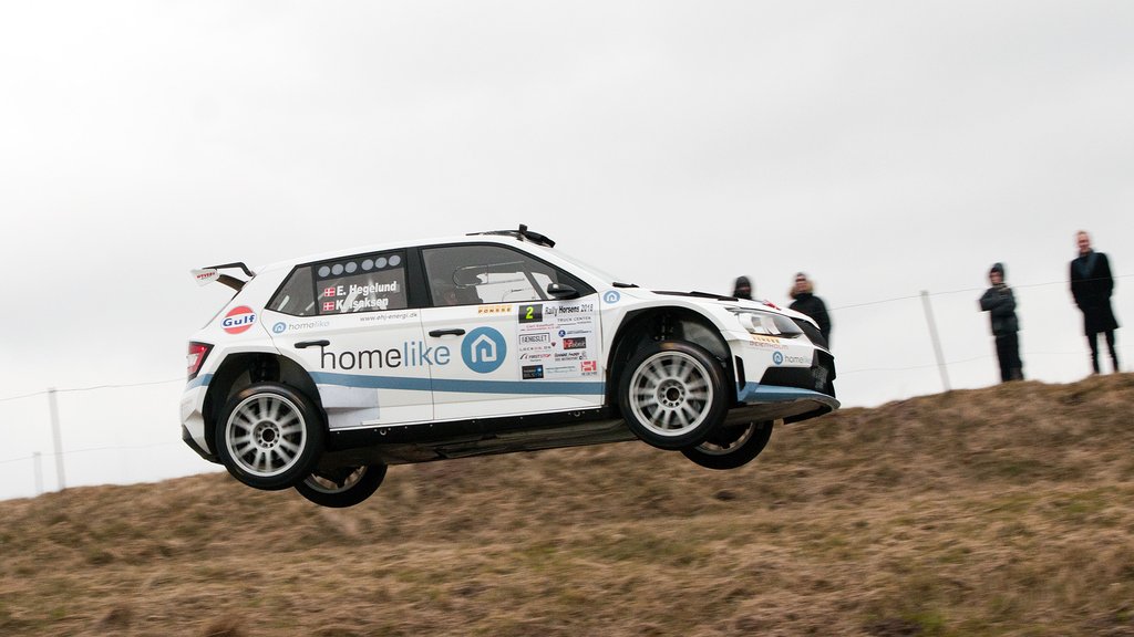 Vinderen af første afdeling af Autoplus Dansk Superrally 2018, Esben Hegelund går til vejrs i sin fine Skoda Fabia R5
(Foto: rallypics.dk, Viggo Johansen)